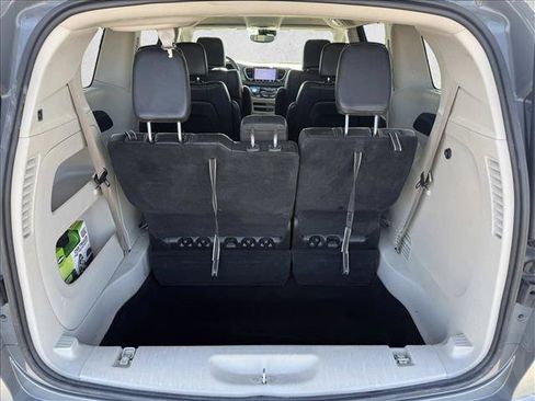 Used 2022 Chrysler Pacifica Touring-L FWD image 7