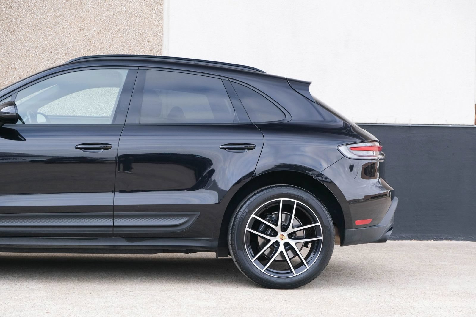 Used 2022 Porsche Macan w/ Premium Package Plus AWD/4WD image 8
