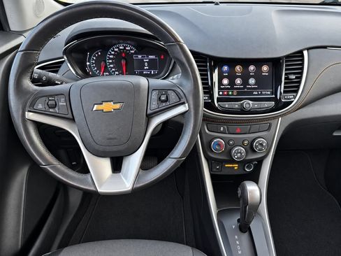 Used 2020 Chevrolet Trax LT w/ LT Convenience Package AWD/4WD image 35