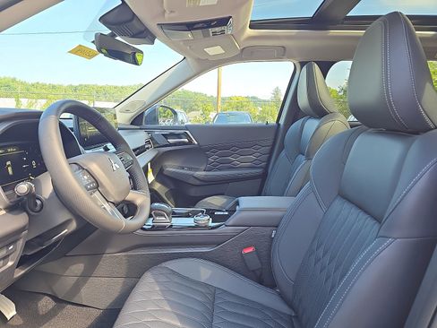 New 2025 Mitsubishi Outlander AWD image 11