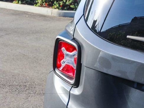 Used 2022 Jeep Renegade Latitude AWD/4WD image 8