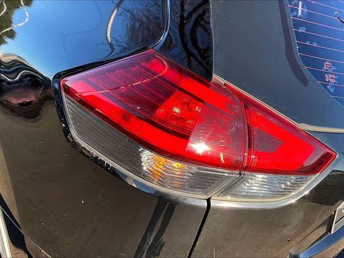 Used 2017 Nissan Rogue S image 25