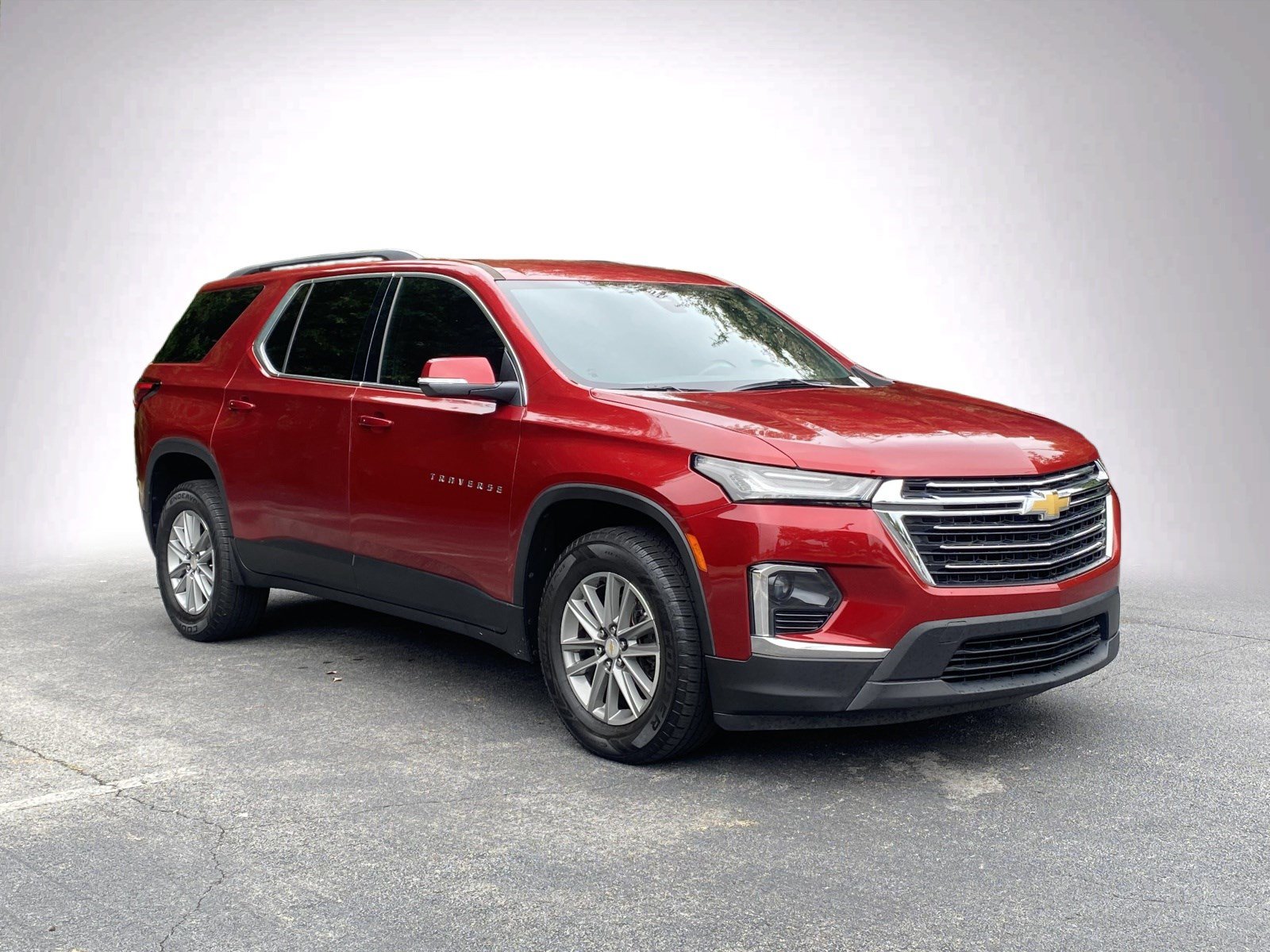 Used 2023 Chevrolet Traverse LT FWD image 2