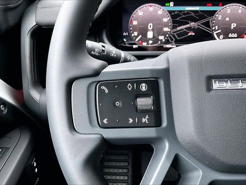 Used 2025 Land Rover Defender 90 X-Dynamic SE image 21