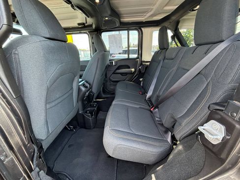 Used 2025 Jeep Wrangler Unlimited Sahara AWD/4WD image 25
