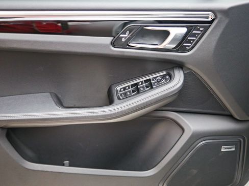 Certified 2025 Porsche Macan AWD/4WD image 28