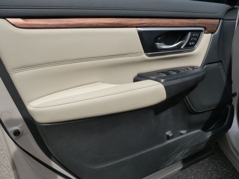 Used 2018 Honda CR-V Touring image 14