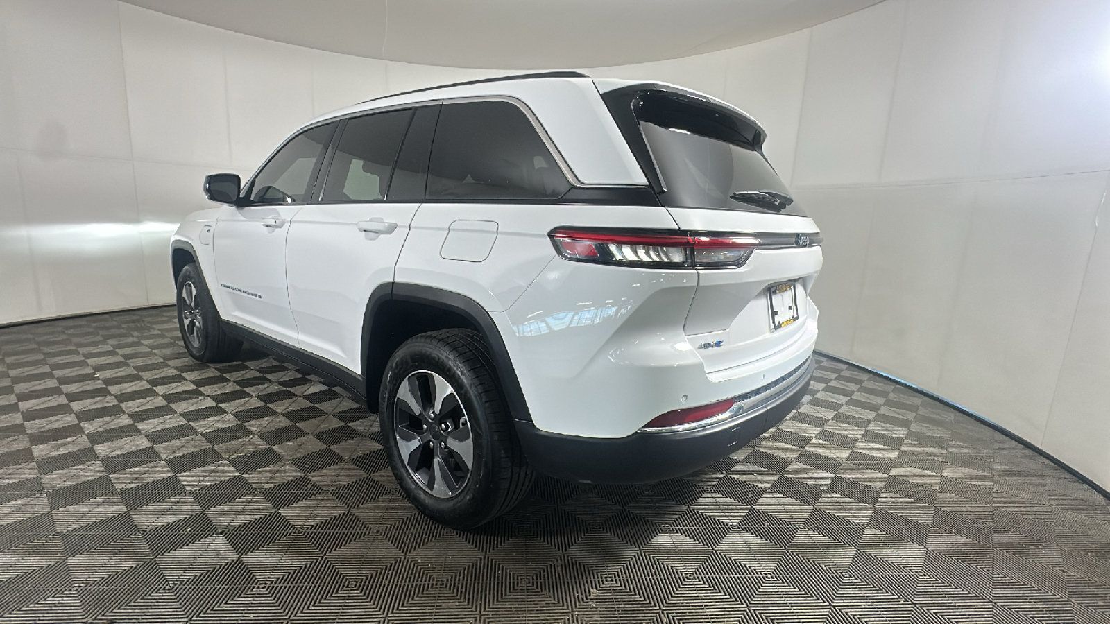 Used 2023 Jeep Grand Cherokee 4WD 4xe image 5