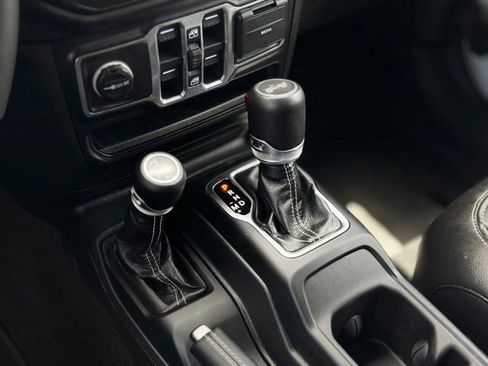 Used 2023 Jeep Wrangler Unlimited Sahara w/ Cold Weather Group AWD/4WD image 19