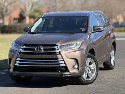Used 2017 Toyota Highlander FWD V6 image 1