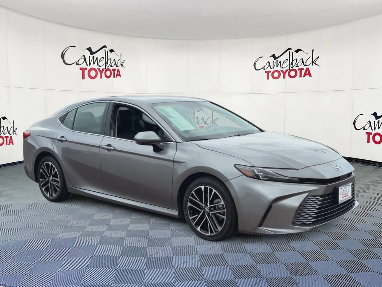 Used 2025 Toyota Camry XLE FWD image 5