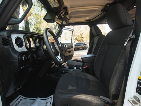 Used 2024 Jeep Wrangler Sahara image 19