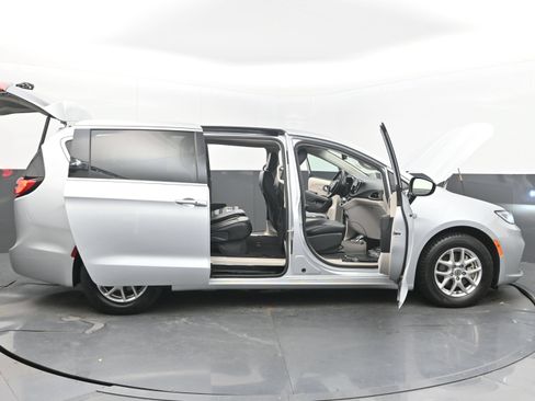 Used 2024 Chrysler Pacifica Touring-L FWD image 43