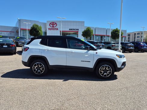 Used 2025 Jeep Compass Trailhawk AWD/4WD image 6