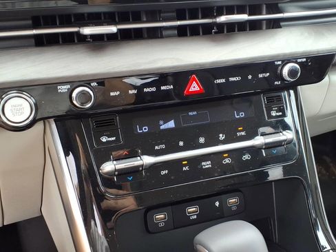 Used 2024 Kia Carnival EX FWD image 14