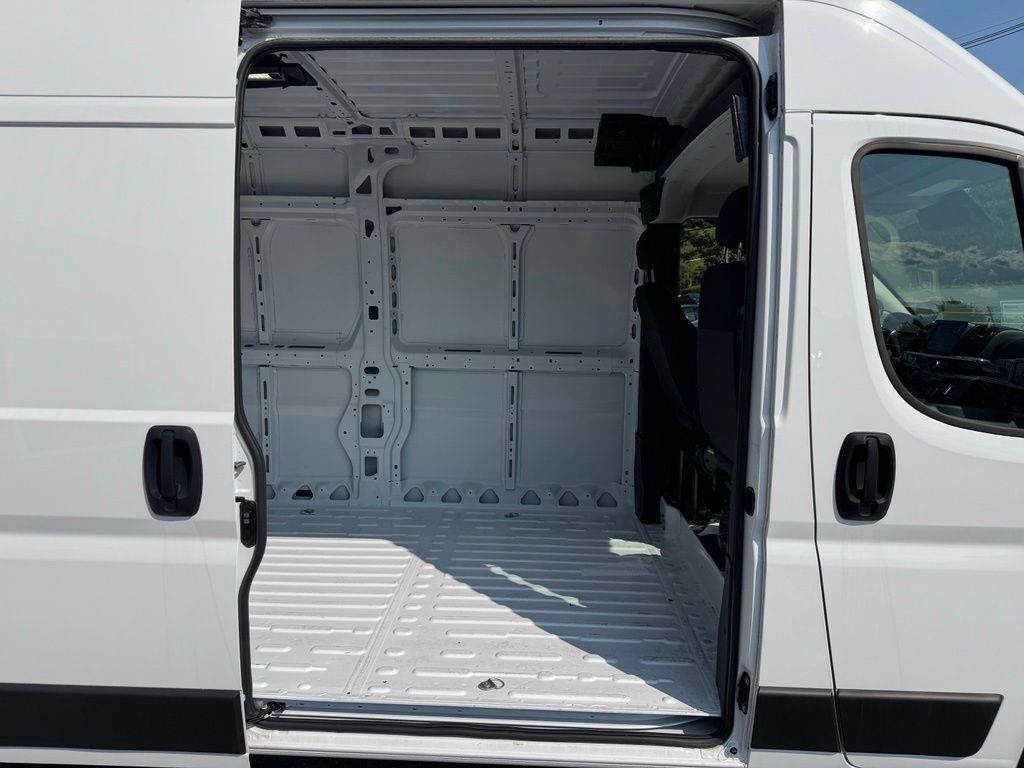 New 2025 RAM ProMaster 2500 w/ Convenience Group FWD image 11