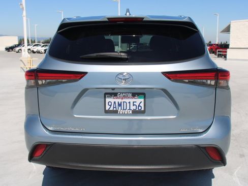 Used 2022 Toyota Highlander XLE AWD/4WD image 4