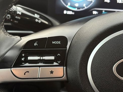 Used 2025 Hyundai Elantra Limited FWD image 18