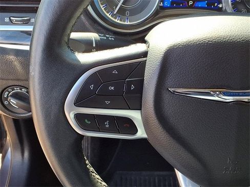 Used 2019 Chrysler 300 Touring image 5