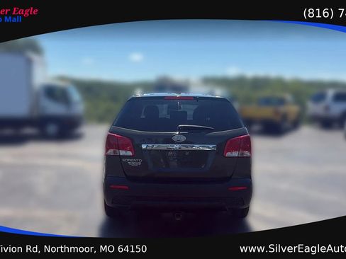 Used 2011 Kia Sorento LX w/ Convenience Pkg FWD image 4