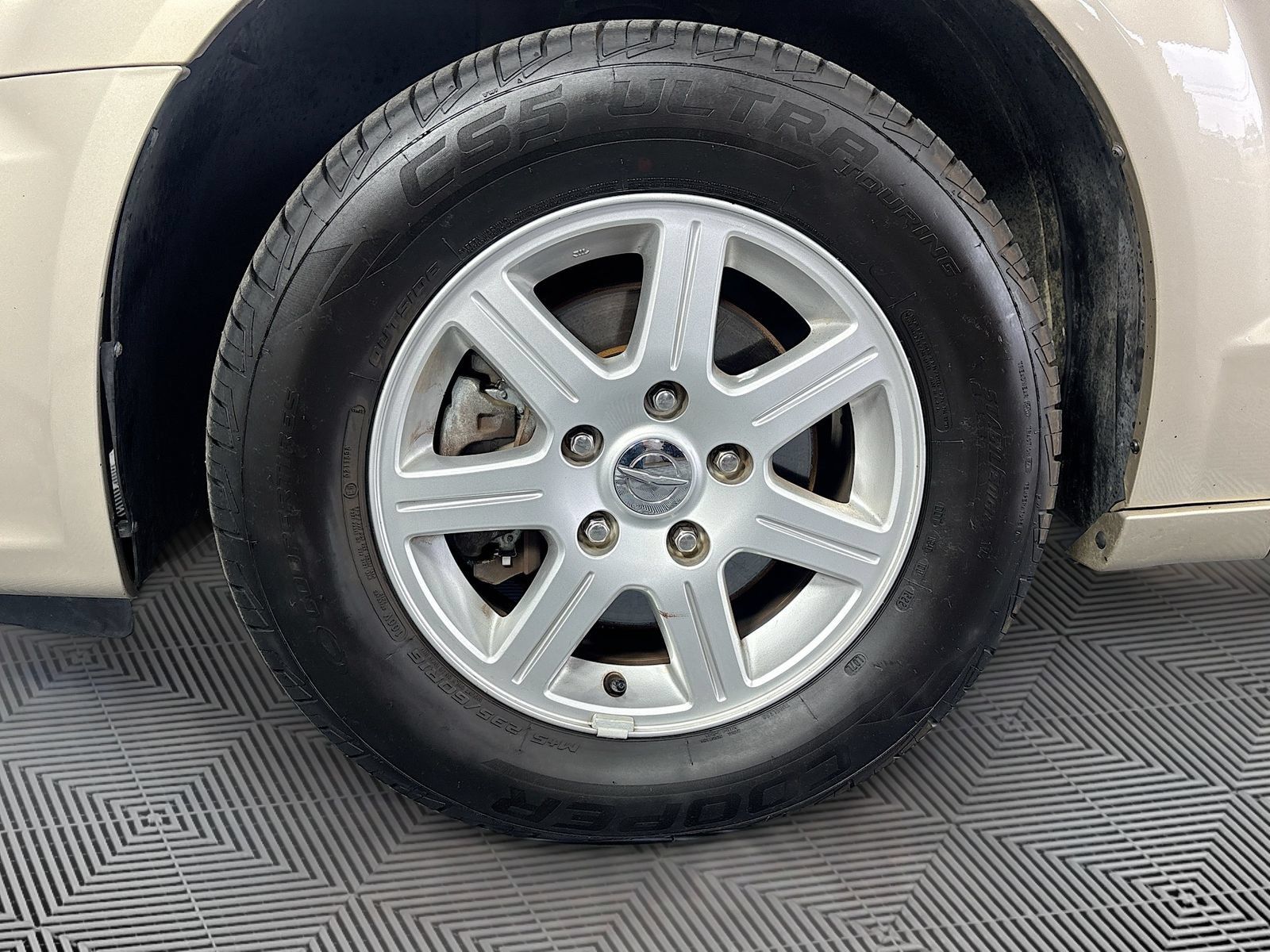 Used 2012 Chrysler Town & Country Touring w/ Entertainment Group #1 FWD image 31