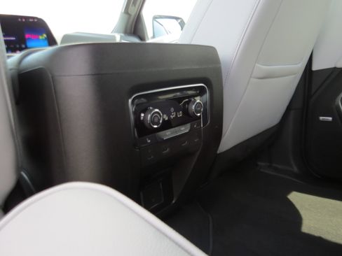 Used 2025 Chevrolet Suburban Premier AWD/4WD image 17