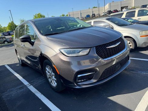Used 2023 Chrysler Pacifica Touring-L FWD image 2