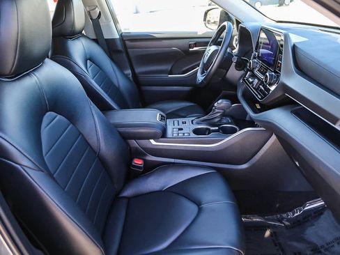 Used 2023 Toyota Highlander XLE image 16