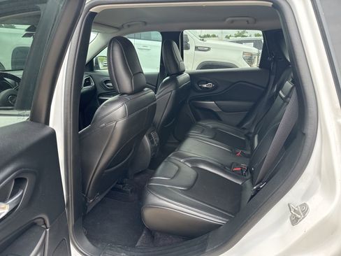 Used 2019 Jeep Cherokee Latitude Plus w/ Comfort/Convenience Group AWD/4WD image 9
