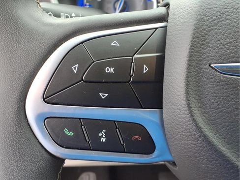 Used 2023 Chrysler Pacifica Touring-L FWD image 12