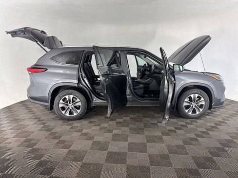 Used 2022 Toyota Highlander XLE image 16