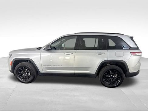 Used 2025 Jeep Grand Cherokee Altitude AWD/4WD image 8