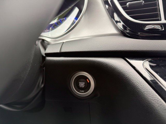 Used 2025 Chrysler Pacifica Select FWD image 30