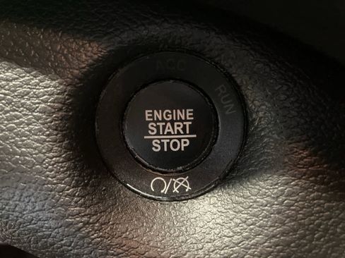 Used 2020 Jeep Cherokee Limited image 16