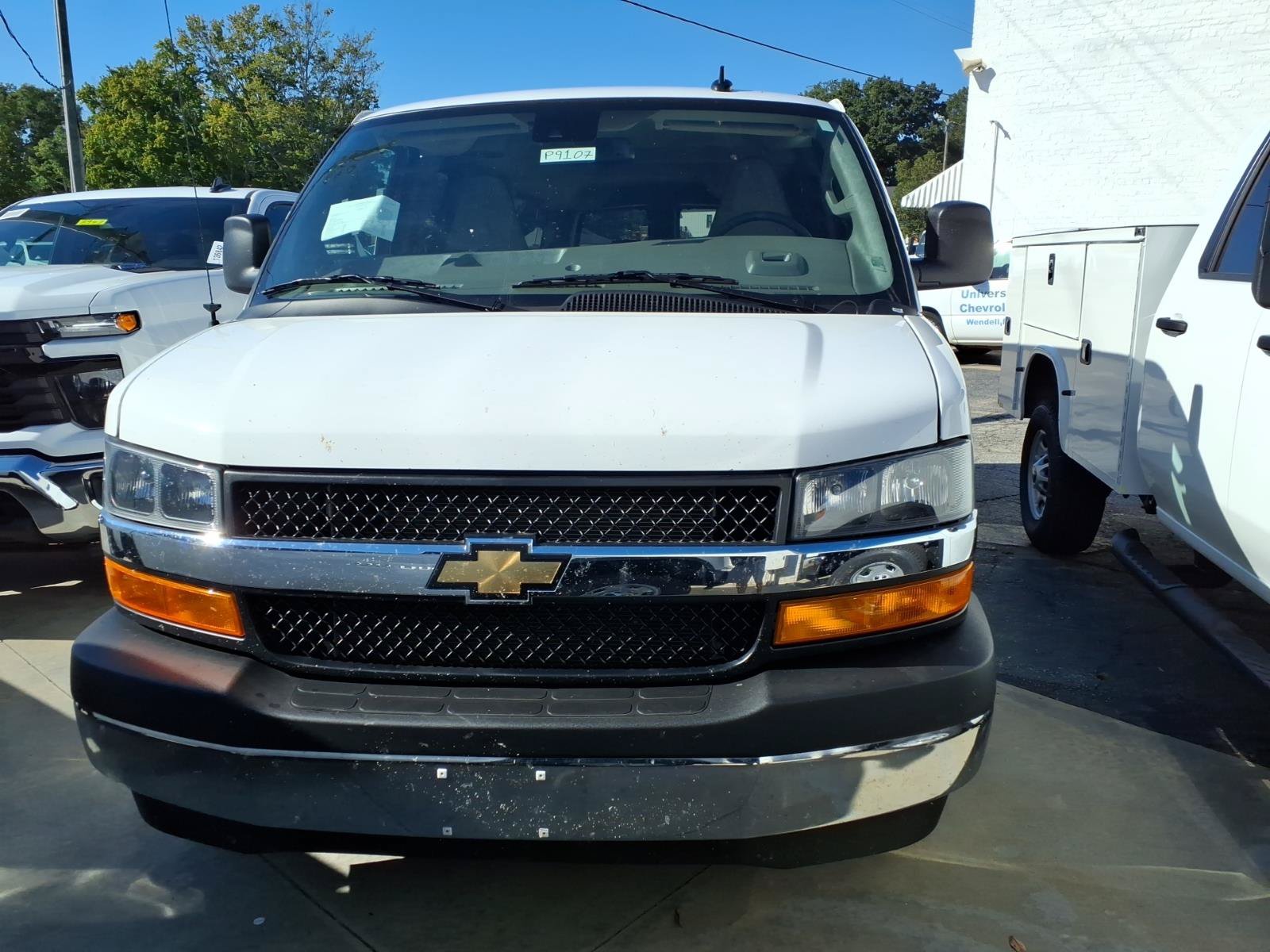 Used 2025 Chevrolet Express 3500 LT w/ LT Preferred Equipment Group RWD image 2