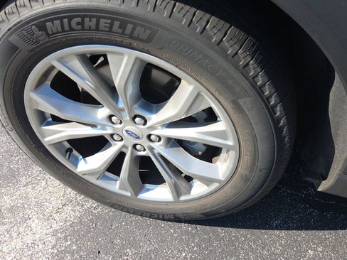 Used 2022 Ford Explorer XLT w/ Equipment Group 202A AWD/4WD image 8