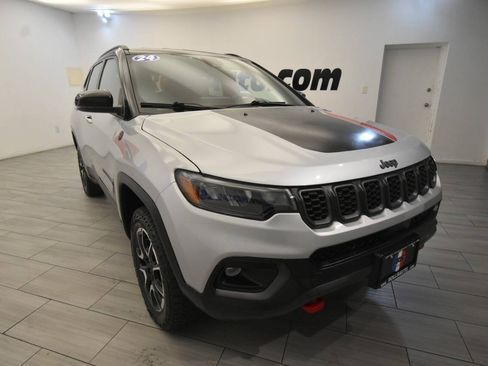 Used 2024 Jeep Compass Trailhawk AWD/4WD image 7