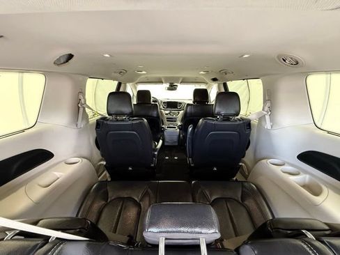 Used 2022 Chrysler Pacifica Touring-L FWD image 30
