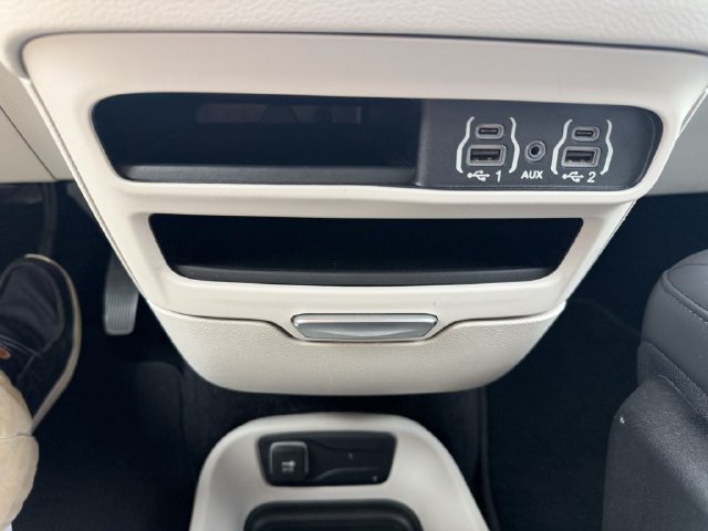Used 2023 Chrysler Pacifica Touring-L FWD image 28