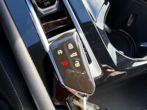 Used 2025 Volkswagen Atlas Cross Sport SE image 23