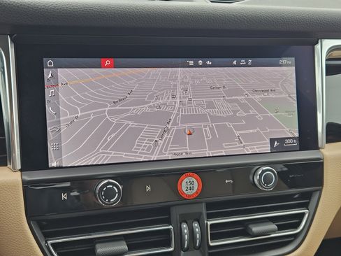 Certified 2026 Porsche Macan AWD/4WD image 17