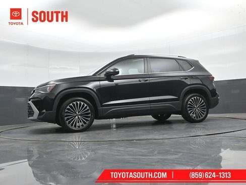 Used 2025 Volkswagen Taos SE FWD image 41