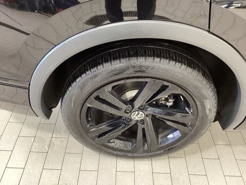 Certified 2023 Volkswagen Tiguan SE R-Line FWD image 24