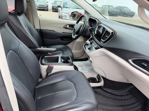 Used 2018 Chrysler Pacifica Touring-L Plus FWD image 18