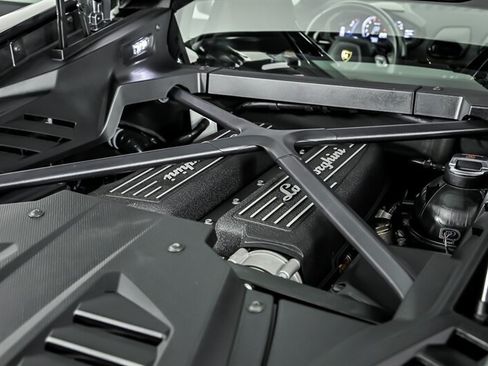 Used 2020 Lamborghini Huracan EVO RWD image 13