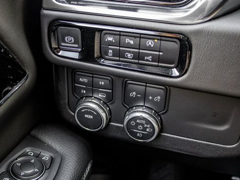 Used 2025 GMC Yukon XL Denali AWD/4WD image 43