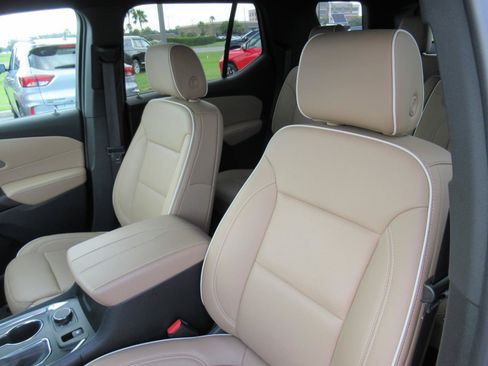 Used 2023 Chevrolet Traverse Premier FWD image 17
