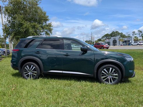 Used 2022 Nissan Pathfinder Platinum AWD/4WD image 3