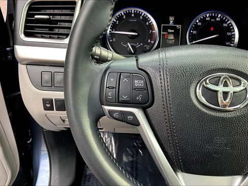 Used 2016 Toyota Highlander XLE FWD image 11