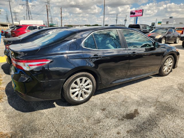 Used 2018 Toyota Camry LE FWD image 4